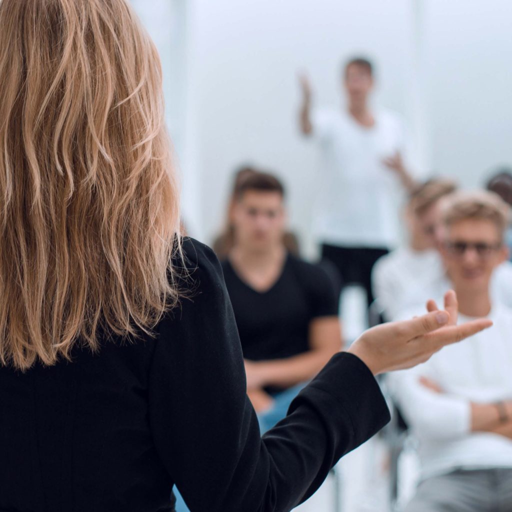 Referentin hält eine Schulung vor Teilnehmenden